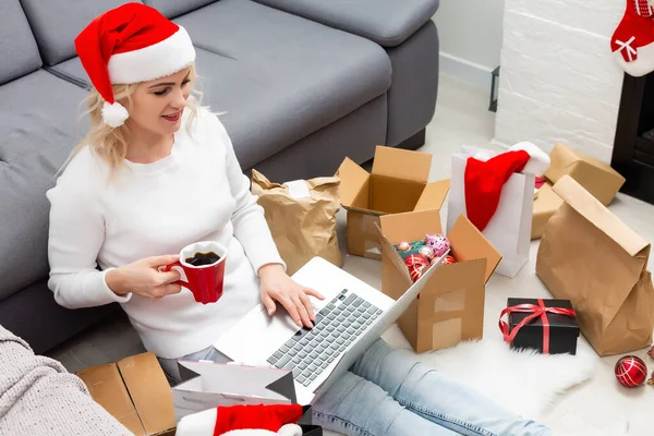 크리스마스 준비중이야 노트북에 선물과 장식을 주문하고 상자와 패키지 사이에 복사하는 — 스톡 사진