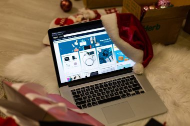 Kyiv, Ukrayna - 15 Aralık 2020: Amazon Yılbaşı Alışverişi, Daha İyi Yaşayan İnternet sitesi tarayıcı ana sayfası