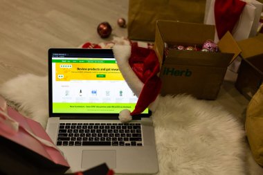 Kyiv, Ukrayna - 15 Aralık 2020: Iherb noel alışverişi, Daha İyi Yaşayan İnternet sitesi tarayıcı ana sayfası