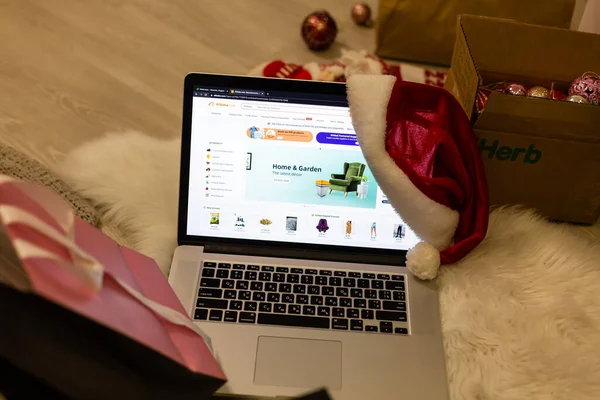 Kyiv, Ukrayna - 15 Aralık 2020: alibaba noel alışverişi, Daha İyi Yaşayan İnternet sitesi tarayıcı ana sayfası