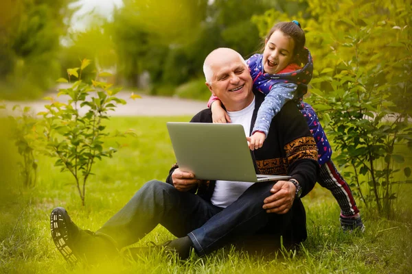 Dědeček Vnučkou Dívka Učí Svého Dědečka Použití Notebooku — Stock fotografie