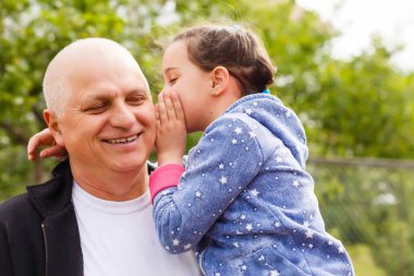 Güzel torun yaşlı, nazik büyükbabasını ziyaret ediyor..