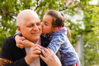 Dedeni kucaklayan torununun komik bir hayat portresi.