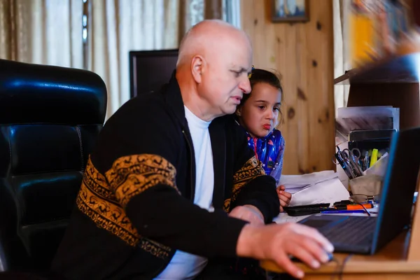 Granddaughter Helping Grandpa Make Online Communication Laptop — Stock Photo, Image