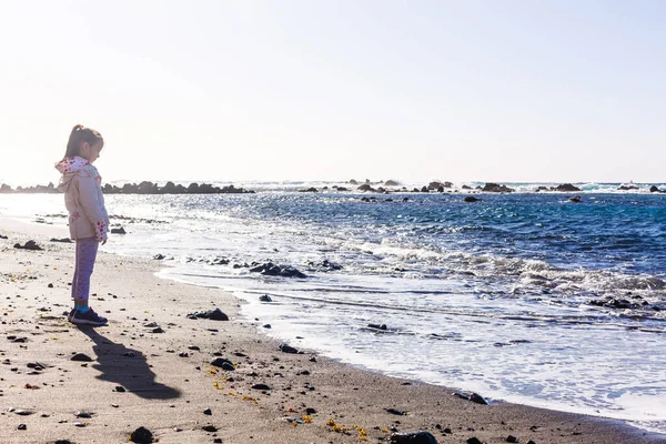 Niña Usando Chaqueta Está Jugando Océano Playa Cielo Nublado Tiempo — Foto de Stock