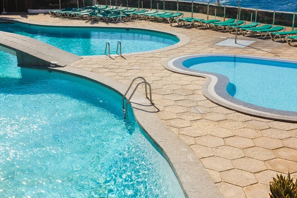 Uma Piscina Azul Água Foto Alta Qualidade — Fotografia de Stock