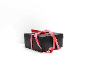 beyaz arkaplanda teslim için kahverengi paket