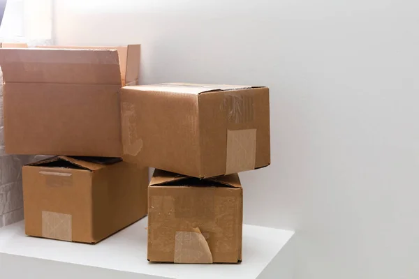 Emménage Empilement Boîtes Carton Dans Pièce Vide Avec Espace Copie — Photo