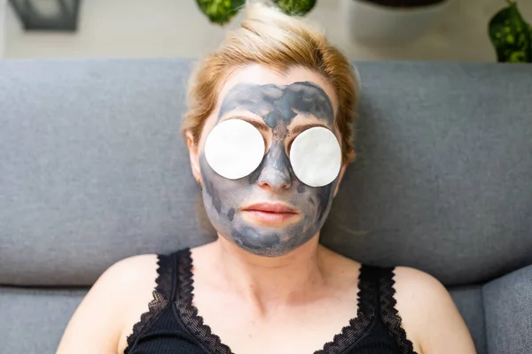 Charcoal Ansiktsmask Eller Svart Lera Vacker Kvinna Med Svart Mask — Stockfoto