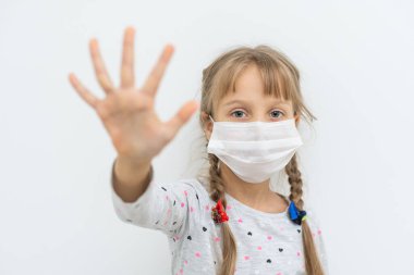 Covid-19 ve Hava kirliliği pm2.5 konsepti. PM2.5 'u korumak için maske takan küçük kız ve Corona virüsünü durdurmak için el hareketi yapan eller..