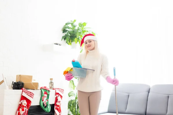 Gülümseyen Kadın Noel Den Önce Evi Temizliyor — Stok fotoğraf