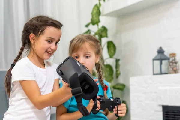 Due Bambine Che Usano Occhiali Con Cuffie Realtà Virtuale Concetto — Foto Stock