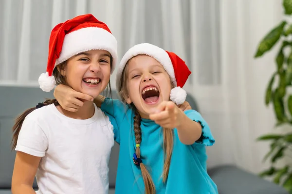 Noel Mutlu Çocuklar Kiz Kız Kardeşler Sarılıyor — Stok fotoğraf