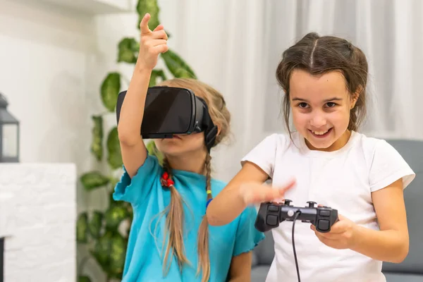 Due Bambine Che Usano Occhiali Con Cuffie Realtà Virtuale Concetto — Foto Stock