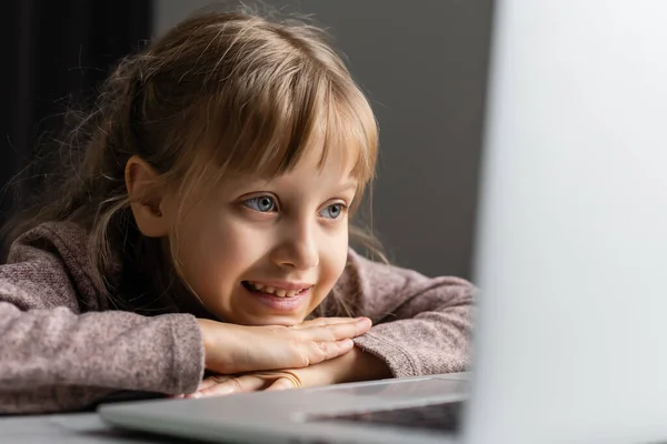 Meisje Handen Met Laptop Online Winkelen Kindertijd — Stockfoto