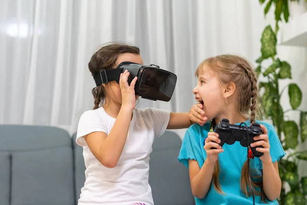 Giovani Ragazze Con Occhiali Realtà Virtuale Auricolare — Foto Stock