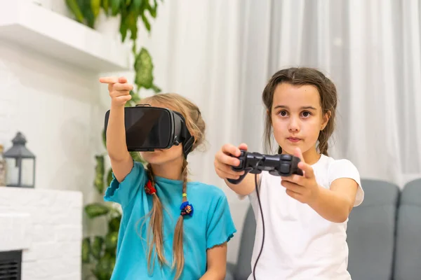 Due Bambine Che Giocano Videogiochi Occhiali Realtà Virtuale — Foto Stock