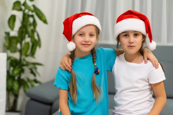 Noel Baba Şapkalı Iki Küçük Kız — Stok fotoğraf