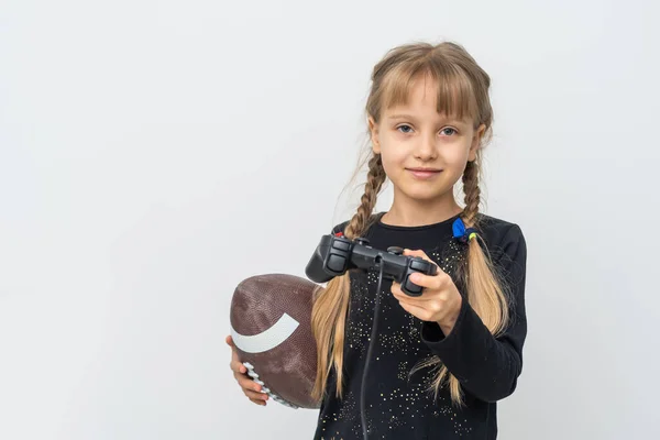 Kleines Mädchen Mit Rugbyball Und Steuerknüppel Für Videospiele Hause — Stockfoto