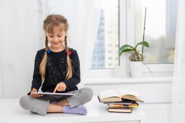 eğitim, okul, teknoloji ve internet konsepti - evde tabletli küçük kız çocuğu