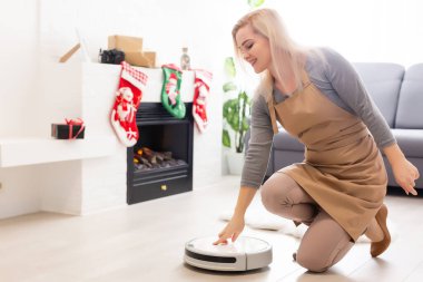 Ahşap kaplamalı elektrikli süpürge akıllı temizlik teknolojisi. Noel ağacı