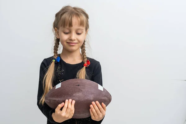 Rugby Topu Tutan Küçük Kız — Stok fotoğraf