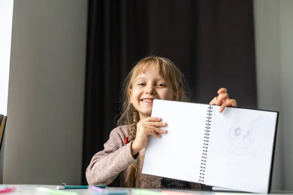 Küçük Kız Ilkokul Için Ödevini Yapıyor — Stok fotoğraf