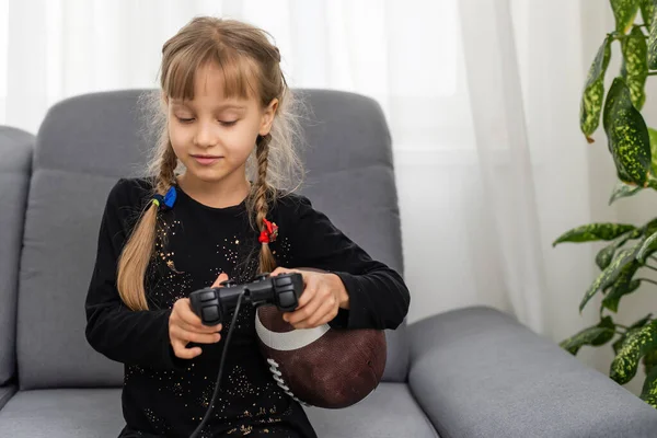 Bambina Che Tiene Una Palla Rugby Joystick Giocare Videogiochi — Foto Stock