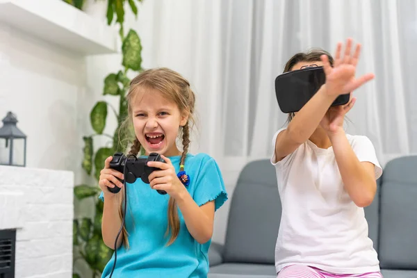 Due Bambine Che Usano Occhiali Con Cuffie Realtà Virtuale Concetto — Foto Stock