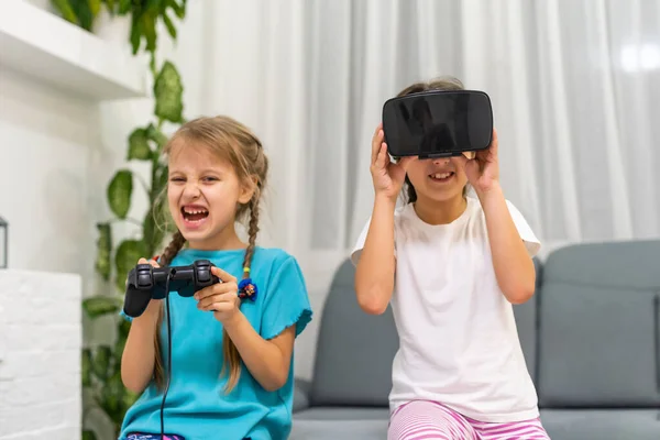 Due Bambine Che Usano Occhiali Con Cuffie Realtà Virtuale Concetto — Foto Stock