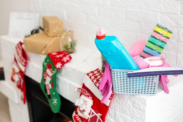 Diferentes Ferramentas Para Limpeza Cozinha Sobre Fundo Natal — Fotografia de Stock