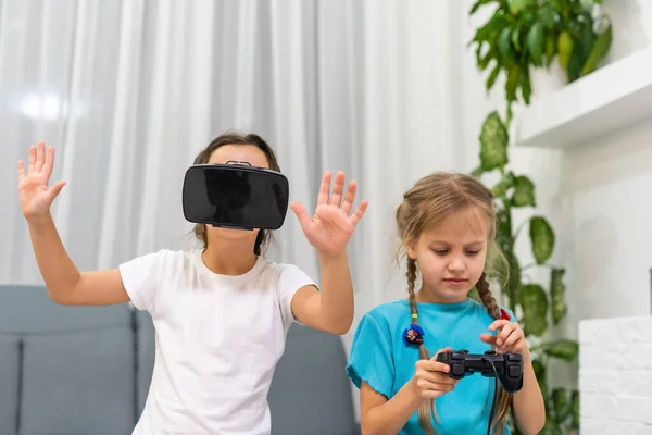 Due Bambine Che Usano Occhiali Con Cuffie Realtà Virtuale Concetto — Foto Stock