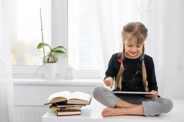 Onderwijs School Technologie Internet Concept Kleine Student Meisje Met Tablet — Stockfoto