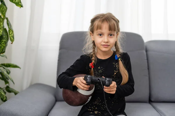 Bambina Con Palla Rugby Joystick Giocare Videogiochi Casa — Foto Stock