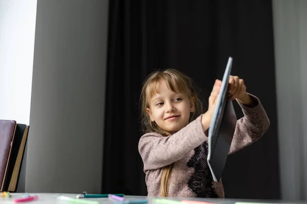 Küçük Kız Ilkokul Için Ödevini Yapıyor — Stok fotoğraf