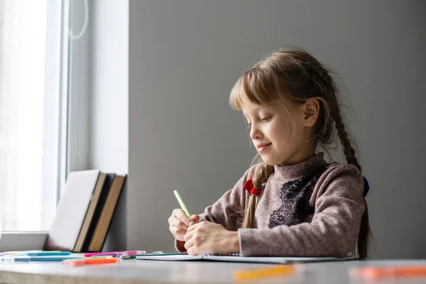 Carina Bambina Che Compiti Primo Piano Sfondo Interno Casa — Foto Stock