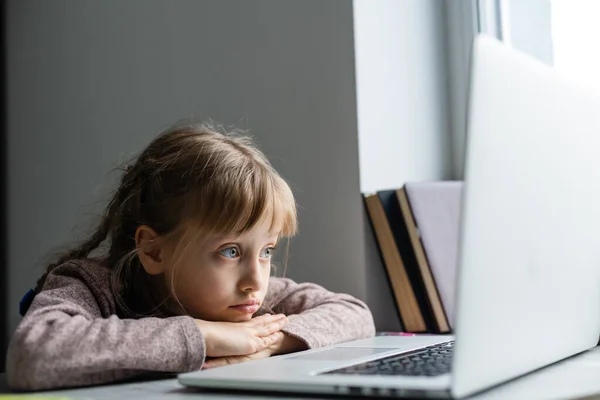 Verveeld Klein Meisje Met Laptop Thuis Leuk Kind Dat Huiswerk — Stockfoto