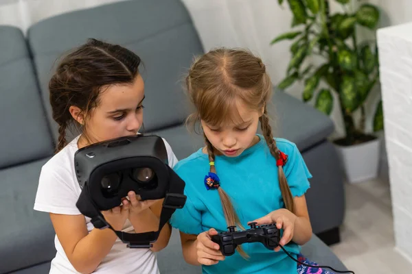 Giovani Ragazze Con Occhiali Realtà Virtuale Auricolare — Foto Stock