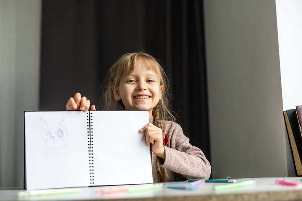 Ödevini Yapan Sevimli Küçük Bir Kız Yakın Plan Evin Arka — Stok fotoğraf