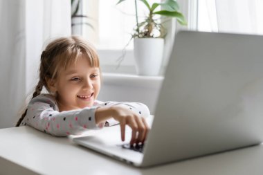 Küçük kız Hands dizüstü bilgisayar kullanıyor. Çocuklukta online alışveriş.