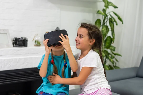 Due Bambine Che Giocano Videogiochi Occhiali Realtà Virtuale — Foto Stock