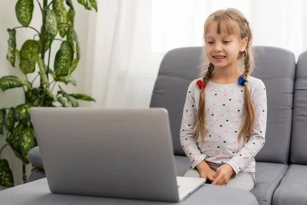 Menina Usando Vídeo Chat Laptop Casa Espaço Para Texto — Fotografia de Stock