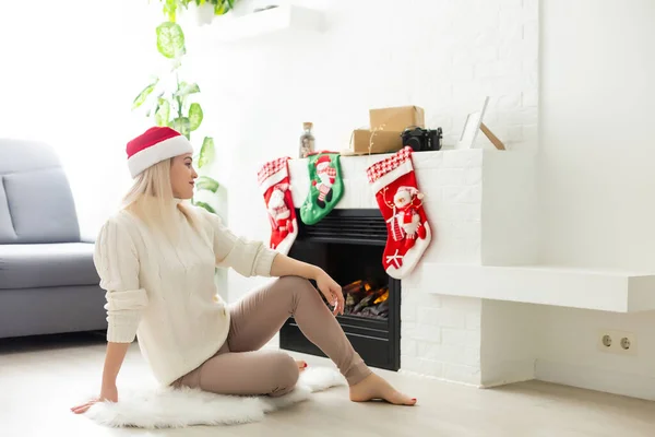 Blond Dáma Blízkosti Krbu Vánoce — Stock fotografie