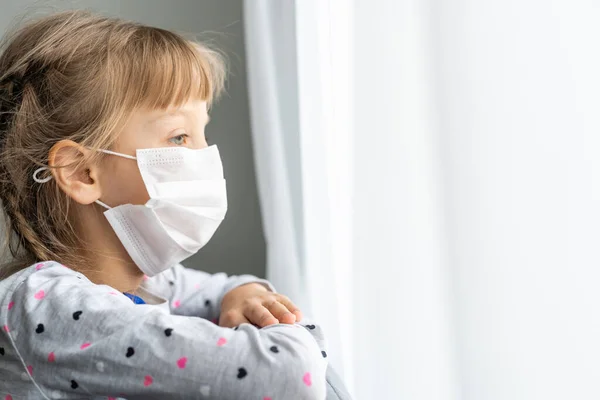 Niño Enmascarado Protección Contra Virus Gripe Niña Caucásica Usando Máscara — Foto de Stock