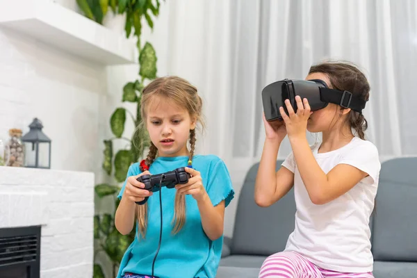 Two Little Girls Using Glasses Virtual Reality Headset Concept Modern — Stock Photo, Image