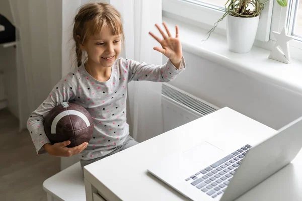 Retrato Menina Esportiva Pouco Com Bola Rugby Olhando Para Laptop — Fotografia de Stock
