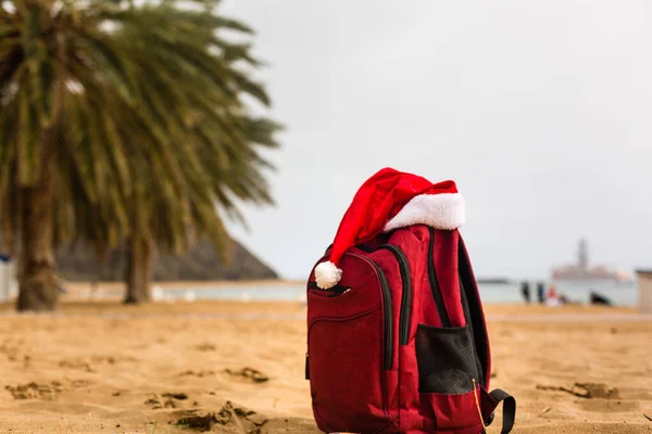 Chapéu Papai Noel Uma Mochila Vermelha Turística Contra Mar Azul — Fotografia de Stock