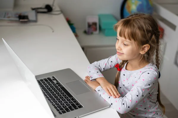 Menina Usando Vídeo Chat Laptop Casa Espaço Para Texto — Fotografia de Stock