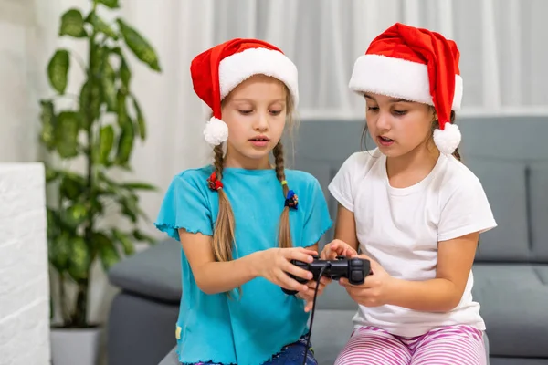 Due Ragazze Sorellina Giocare Divertente Videogioco Con Joystick Nelle Loro — Foto Stock