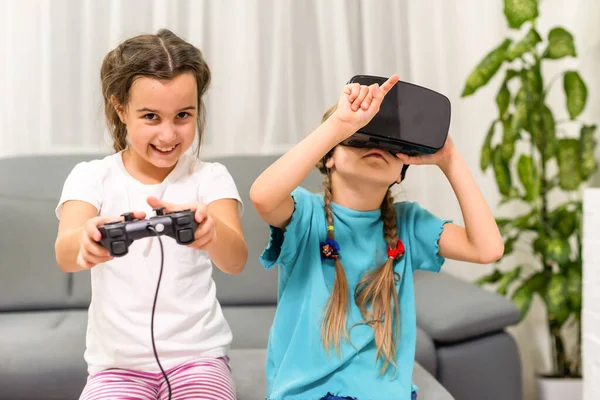 Due Bambine Che Usano Occhiali Con Cuffie Realtà Virtuale Concetto — Foto Stock